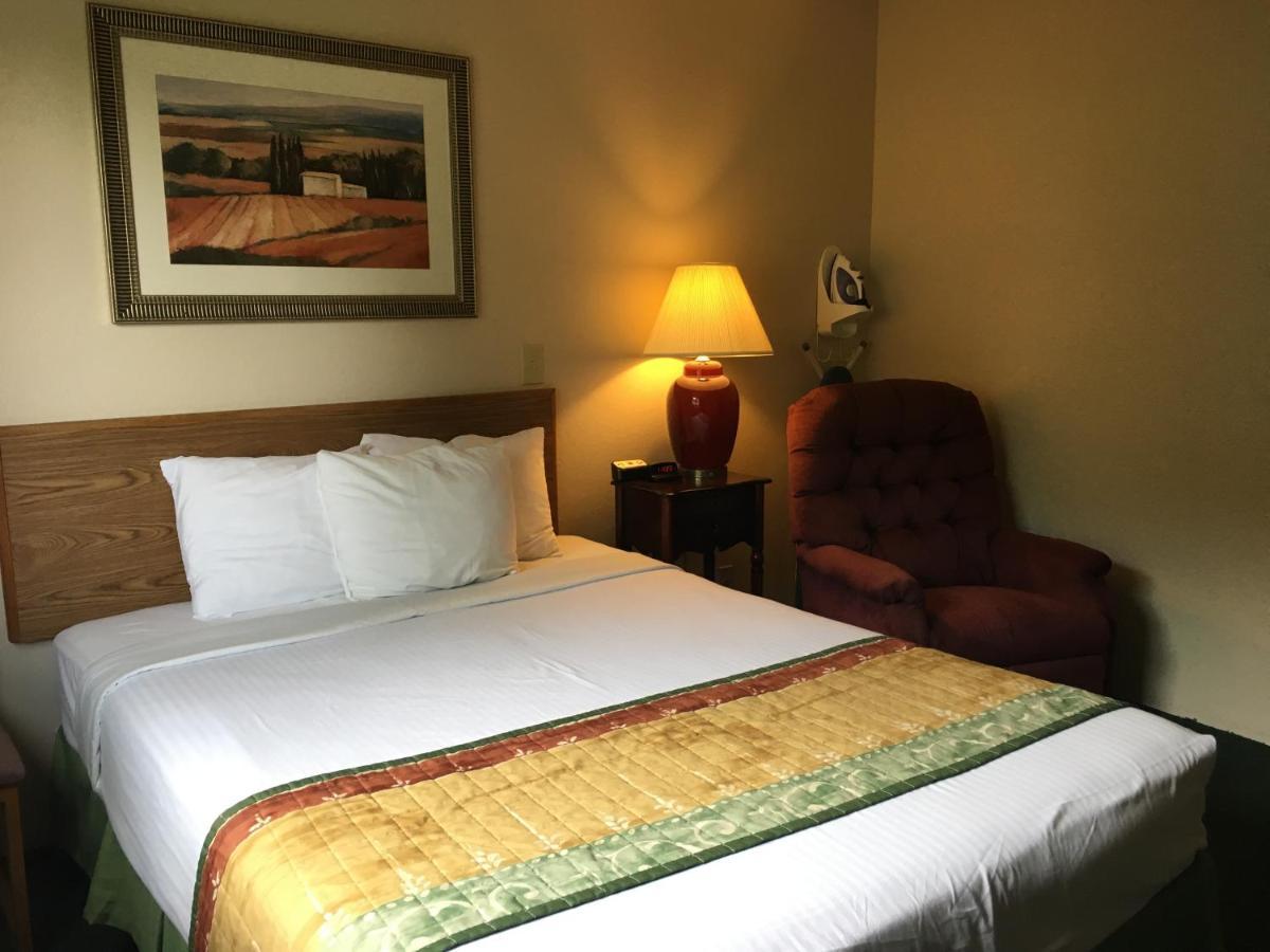 Cassville Four Seasons Inn&Suites Extérieur photo