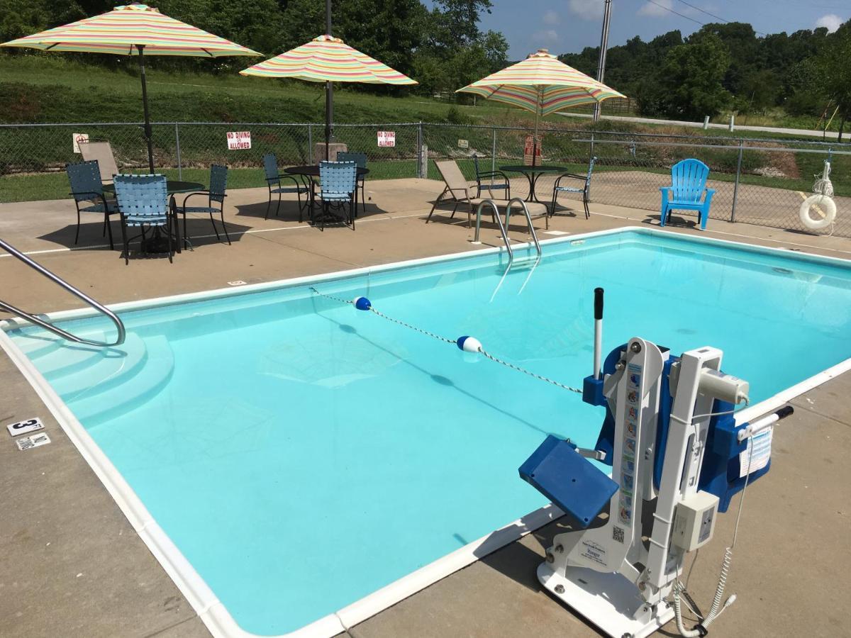 Cassville Four Seasons Inn&Suites Extérieur photo