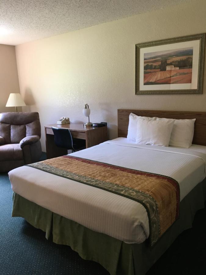 Cassville Four Seasons Inn&Suites Extérieur photo