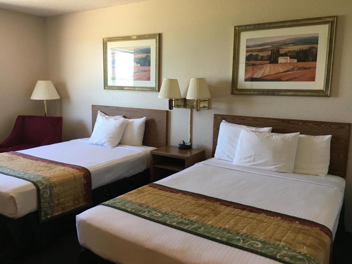 Cassville Four Seasons Inn&Suites Extérieur photo
