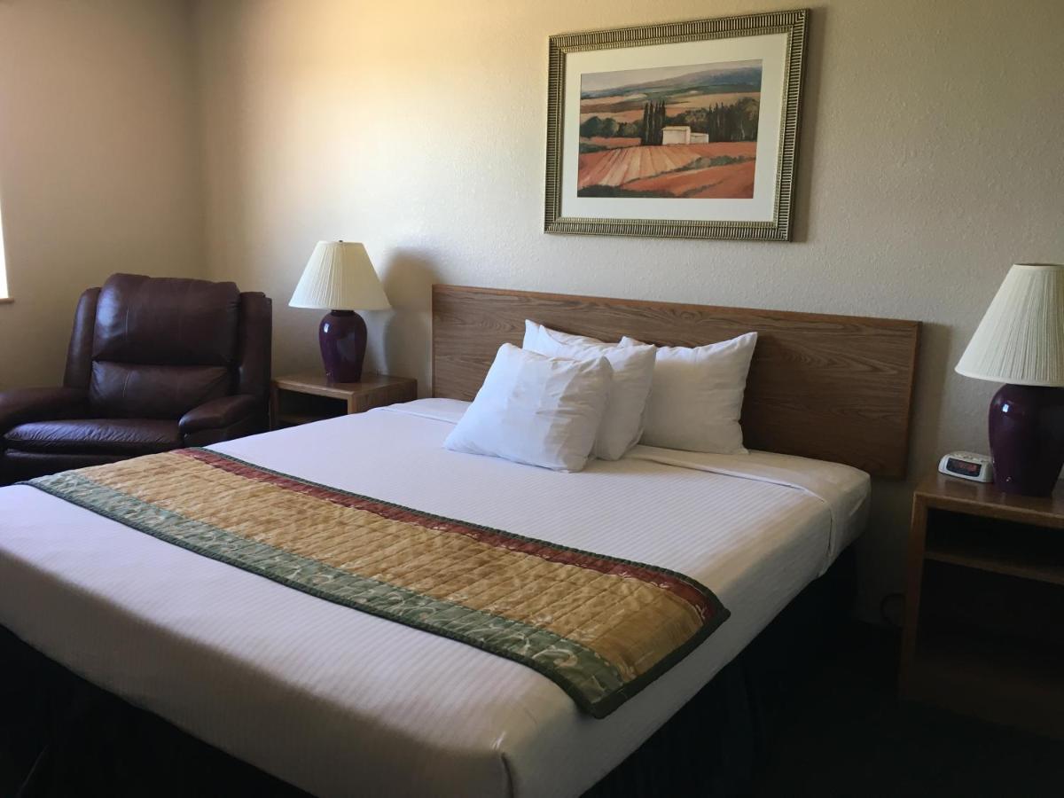 Cassville Four Seasons Inn&Suites Extérieur photo